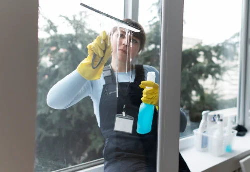 Nettoyage de vitres intérieures et extérieures à Saint-Civran